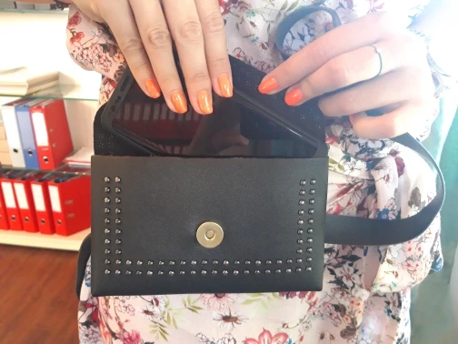 Модная женская уличная сумка на застежке с заклепками одноцветная мессенджер