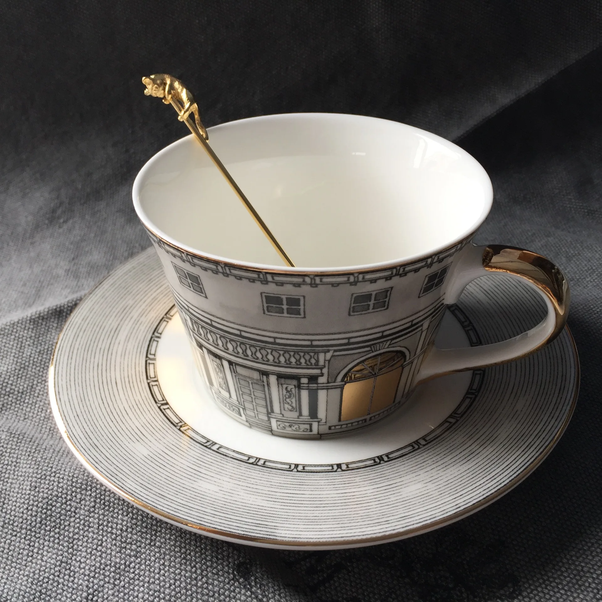 

Nordic New Bone China Golden Window antique Swan Castle classic style coffee cup dish cover