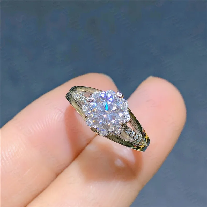 

New 925 silver inlaid Moissan diamond ring, fine inlaid, D color, super shiny