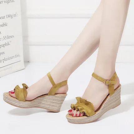 Женские босоножки с открытым носком и оборками сезон лето модель 2020 года