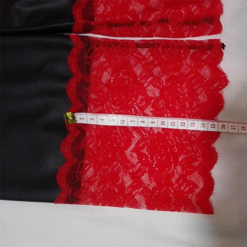 Соблазнительные мокрые чулки до бедра из искусственной кожи с широким красным