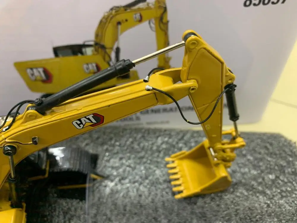 Гидравлический экскаватор CAT 323 дизайн следующего поколения с рабочими
