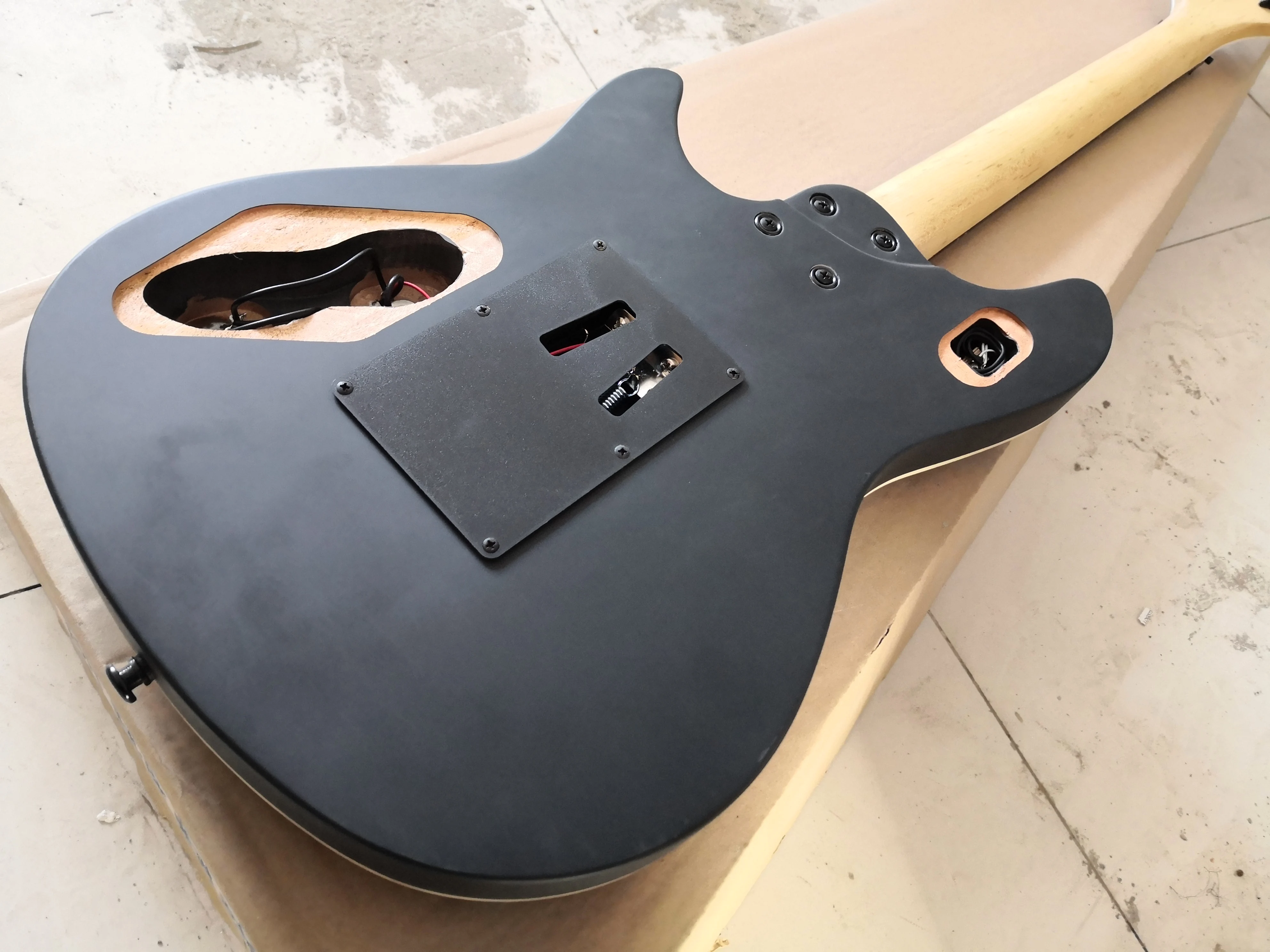 Пользовательская 6-струнная гитара, черная гитара, корпус из липы, Кленовая шея, мост тремоло, белый черный пикап, черная кнопка,