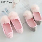 COVOYYAR 2021 Милая женская обувь на плоской подошве мягкая подошва теплые домашние тапочки Лоферы слипоны с помпоном домашние балетки WFS483