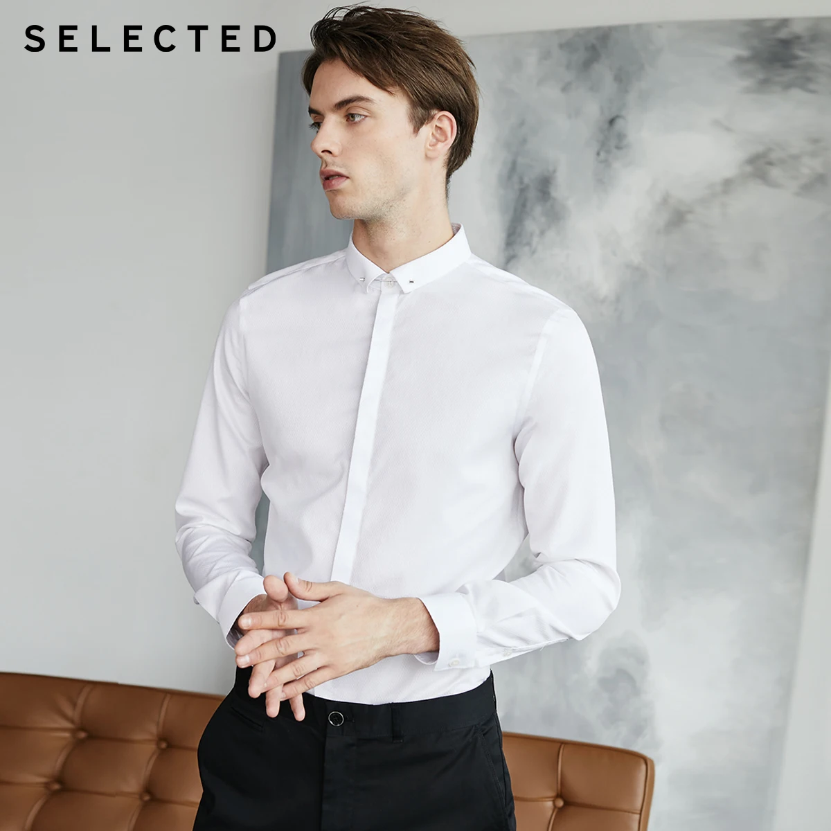 Мужская приталенная рубашка с длинными рукавами темным рисунком