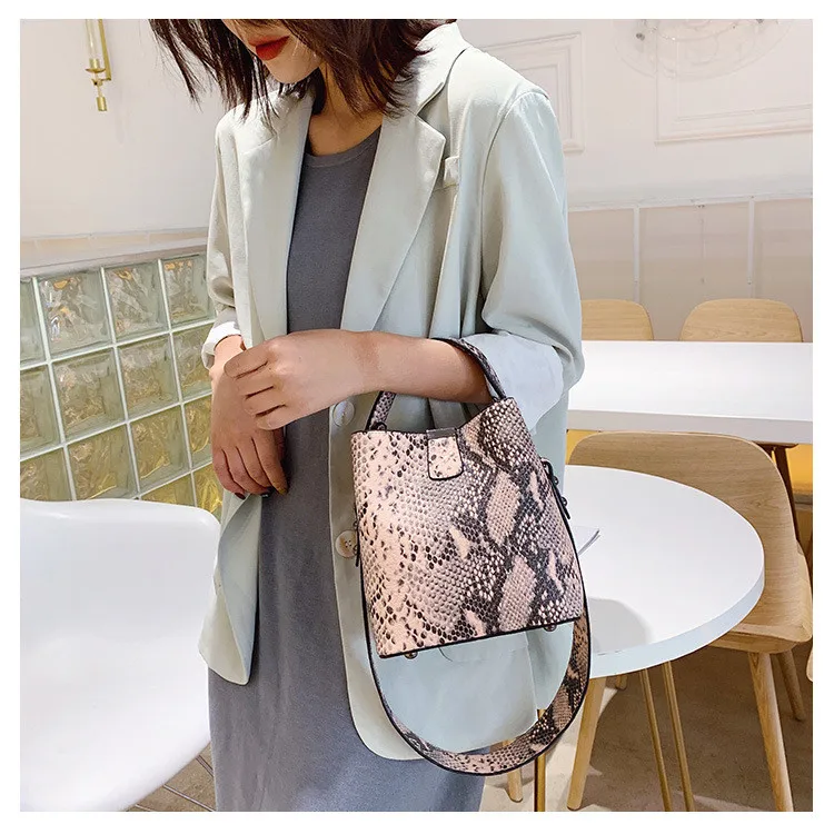 NIGEDU брендовая дизайнерская женская сумка мешок змеиная мессенджер из