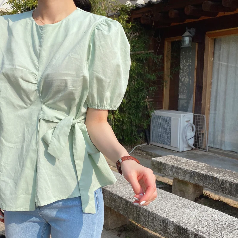 

Summer 2021 New O Neck Side Bow Tie Design Women Tops Slim Waist Puff Sleeve Shirt Women Simple Sweet Fresh Office Lady Blouse
