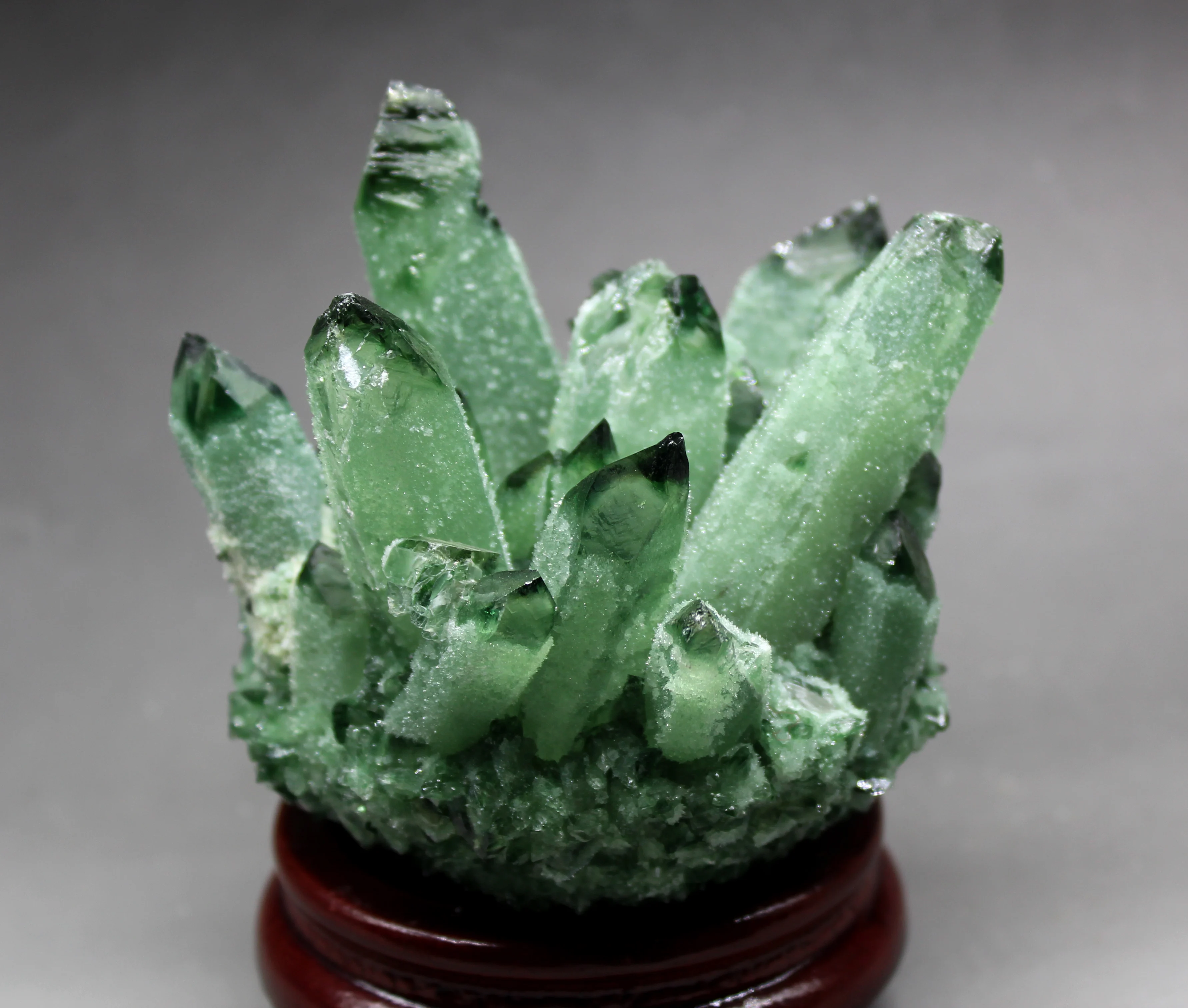 693 г натуральный зеленый Ghost Phantom Quartz Кристалл кластер кристаллы и камни лечебные