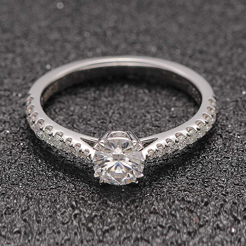 Кольцо обручальное бесцветное с муассанитом 18 К белое золото 0 5 карат | Украшения