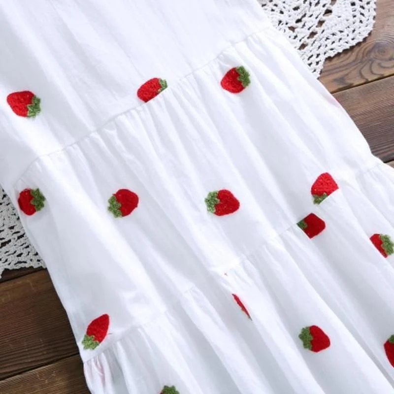 Женское хлопковое платье с вышивкой клубники белое милое лоскутное круглым