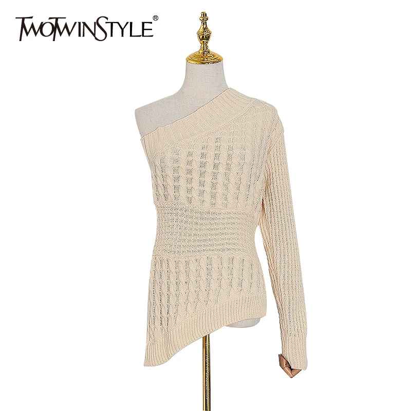 Женский свитер на одно плечо TWOTWINSTYLE весенний вязаный Асимметричный с косами