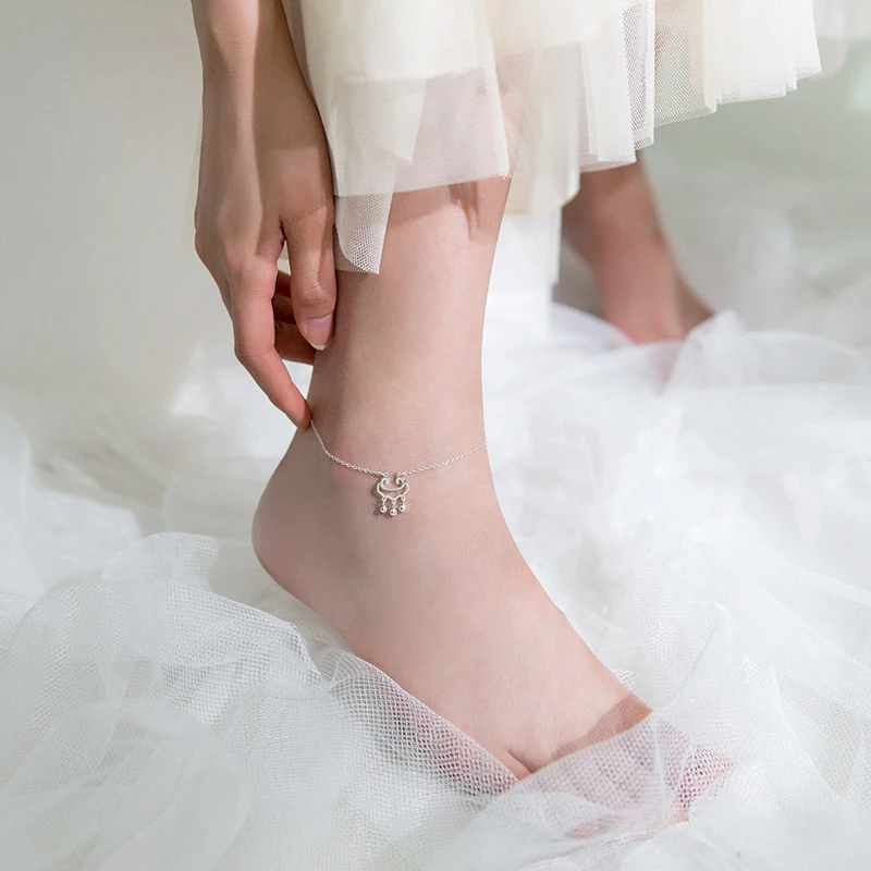 Женский ажурный браслет из серебра 925 пробы с легкими бусинами | Украшения и