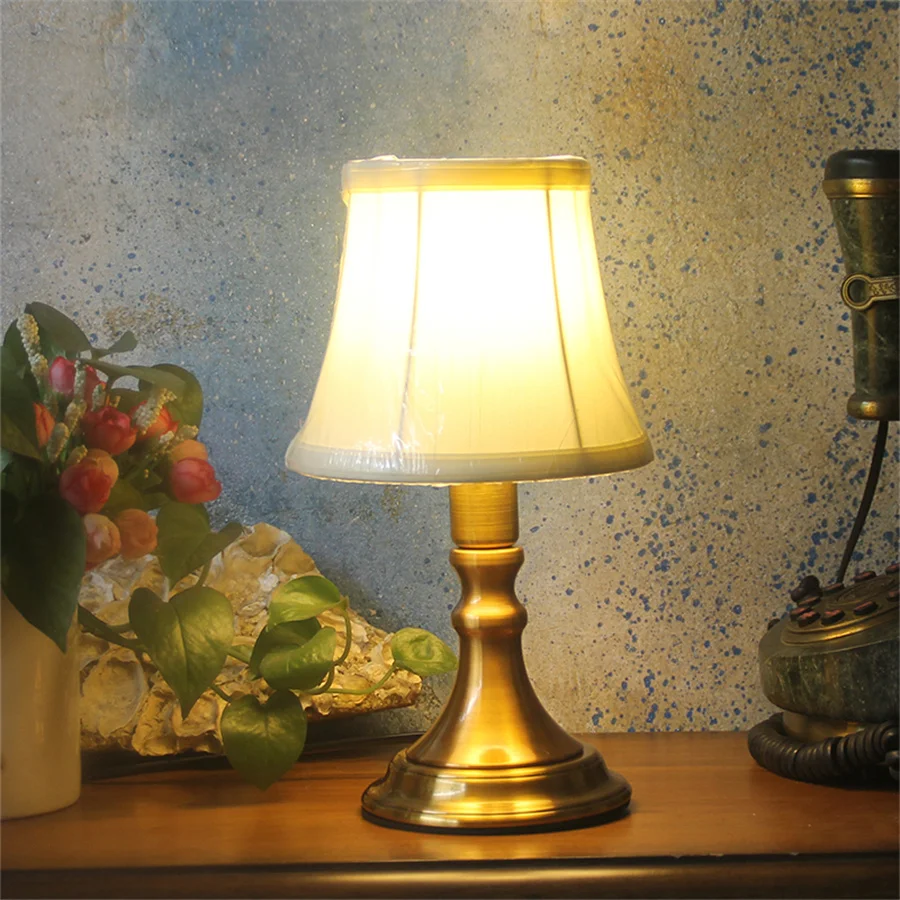 Винтажный светодиодный барный столик с абажуром из ткани прикроватный