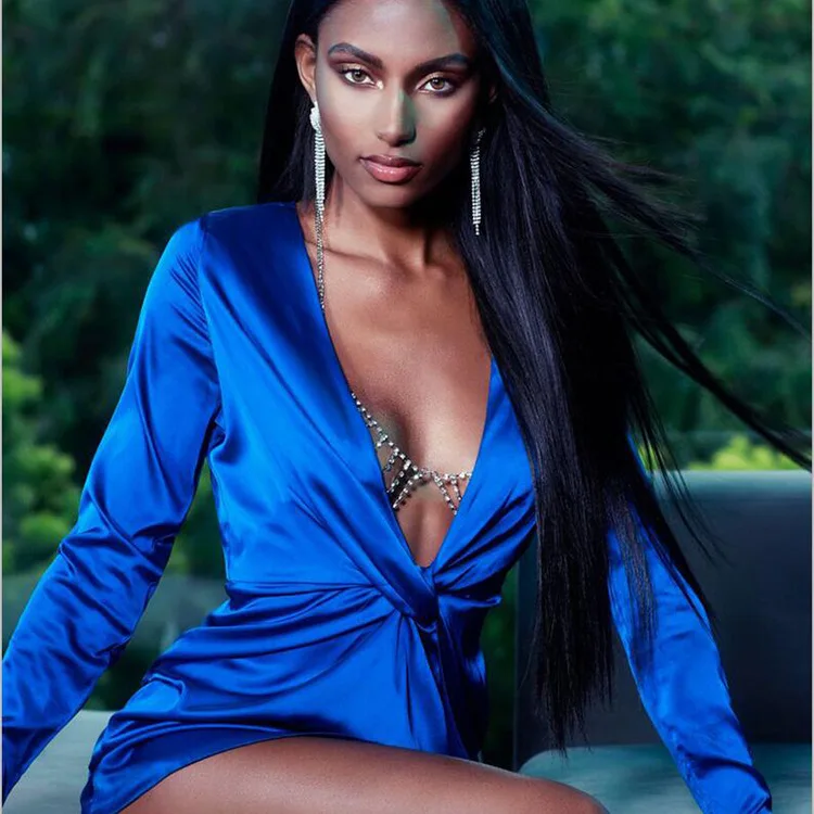 Женское короткое платье с глубоким V-образным вырезом соблазнительное