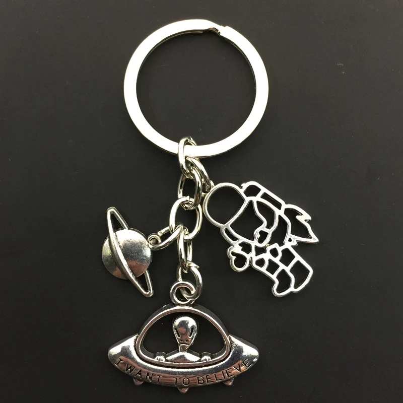 Брелок с подвеской в виде астронавта|Брелоки| |