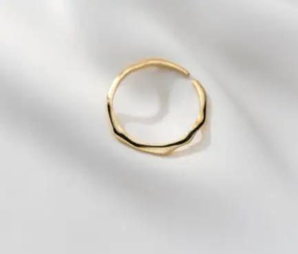 

Тонкое серебряное кольцо с гладкой поверхностью и неравномерной волной с золотым покрытием 18 К, 2 мм
