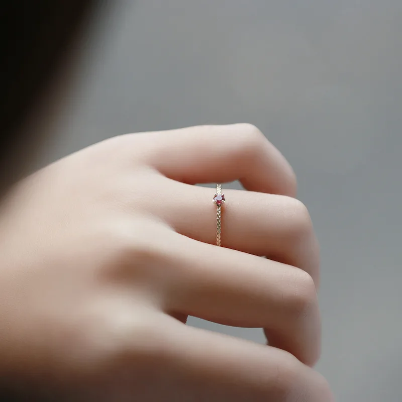 Необычные кольца из рубинового драгоценного камня 9 к настоящего желтого золота