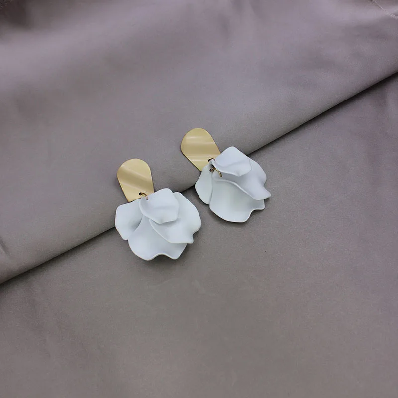 Женские серьги-гвоздики с большим цветком простые геометрические серьги