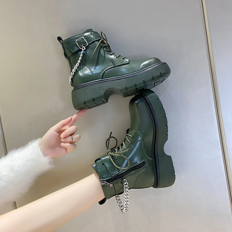 

Ботинки мартинсы женские на платформе, массивные полусапожки с круглым носком, с металлической цепочкой, толстая подошва, женская обувь