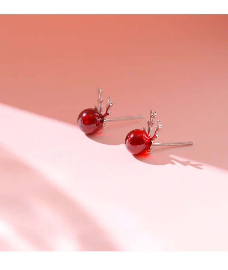 Серьги-гвоздики с оленем и гранатом ITSMOS милые серьги из серебра 925 пробы