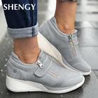 Кроссовки женские на танкетке, Вулканизированная подошва, дышащие, из флока, Повседневная Уличная обувь для бега, с пряжкой, размера плюс, осень 2019