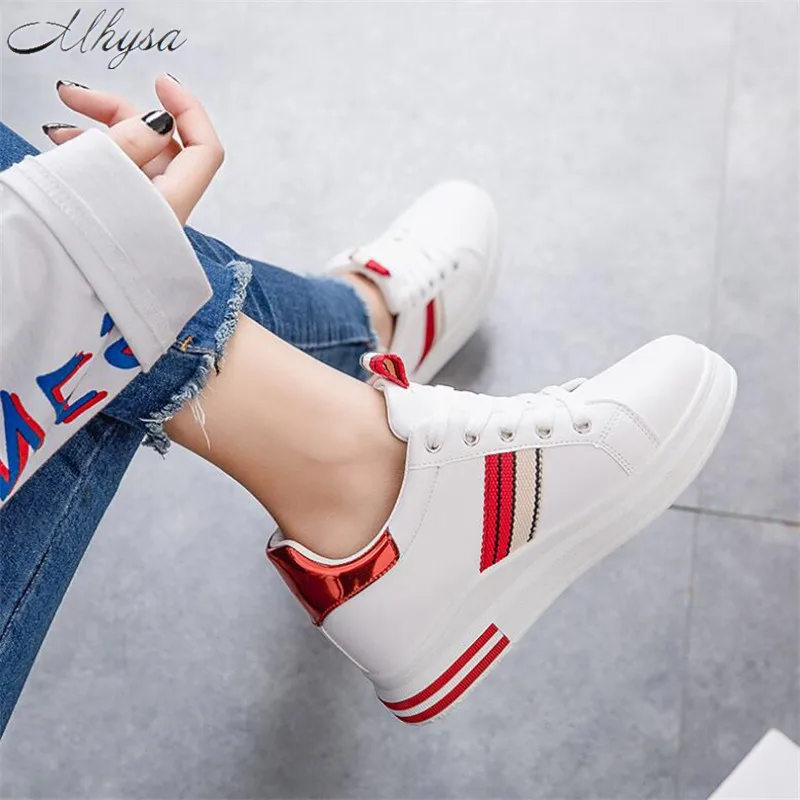 

2020 New spring and autumn women's shoes fashion wild white shoes female students with striped casual shoes sneakers L166