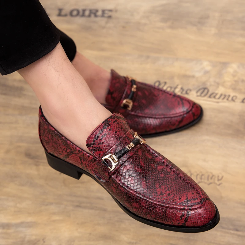 Мужская официальная обувь; Роскошные брендовые офисные мужские повседневные туфли в стиле ретро с металлической пряжкой; модные лоферы с острым носком; модельные туфли в деловом стиле - Color: Red