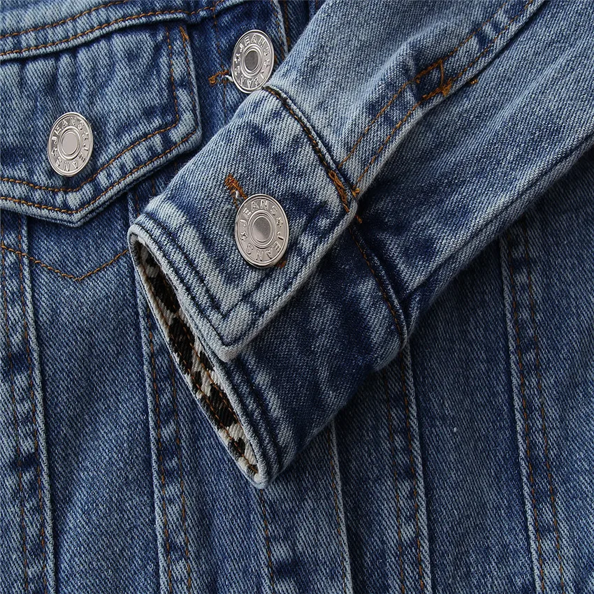 Джинсовая куртка для девочек потертая из денима с длинным рукавом и леопардовым