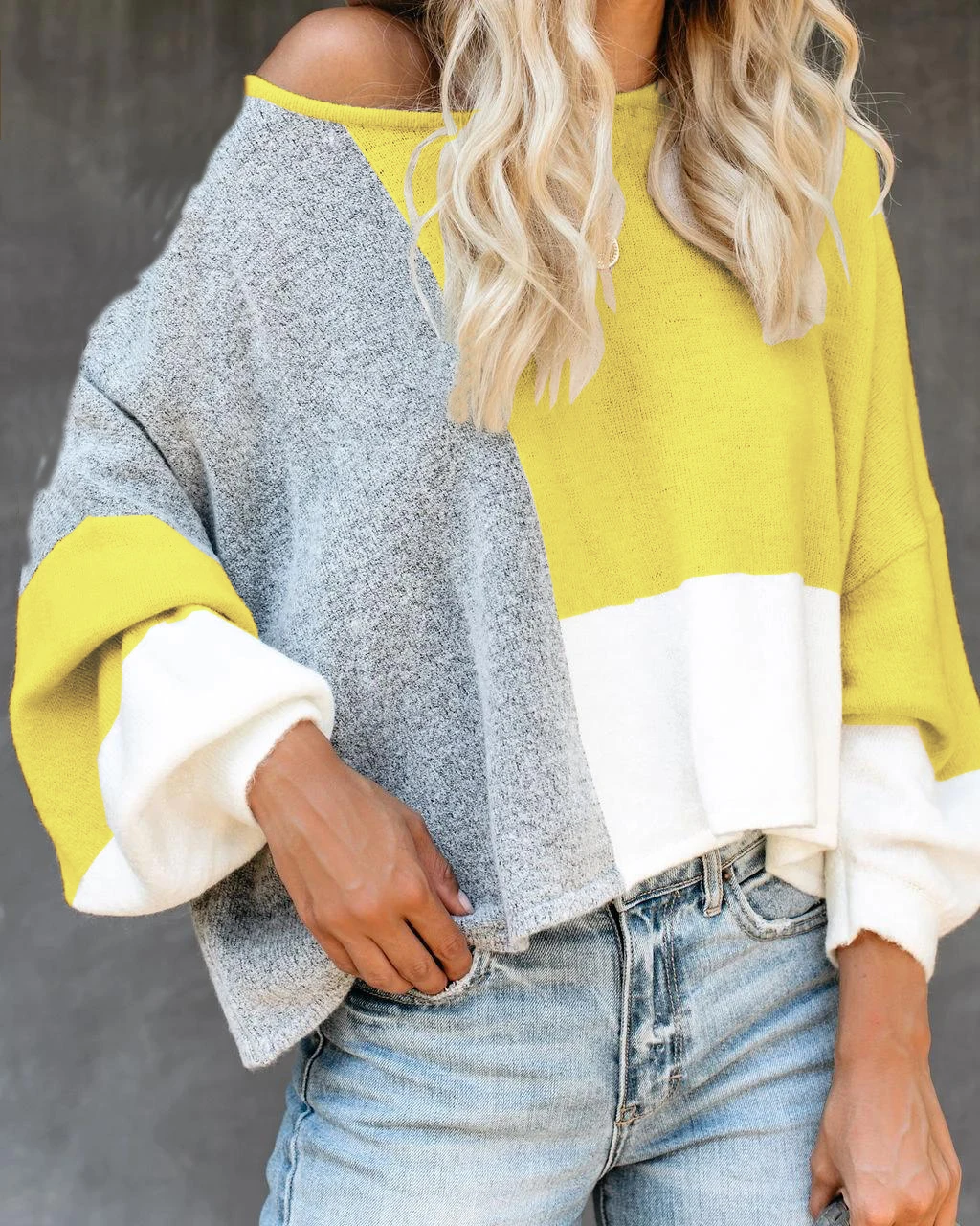 Свитер женский трикотажный с открытыми плечами и рукавами-фонариками | Женская