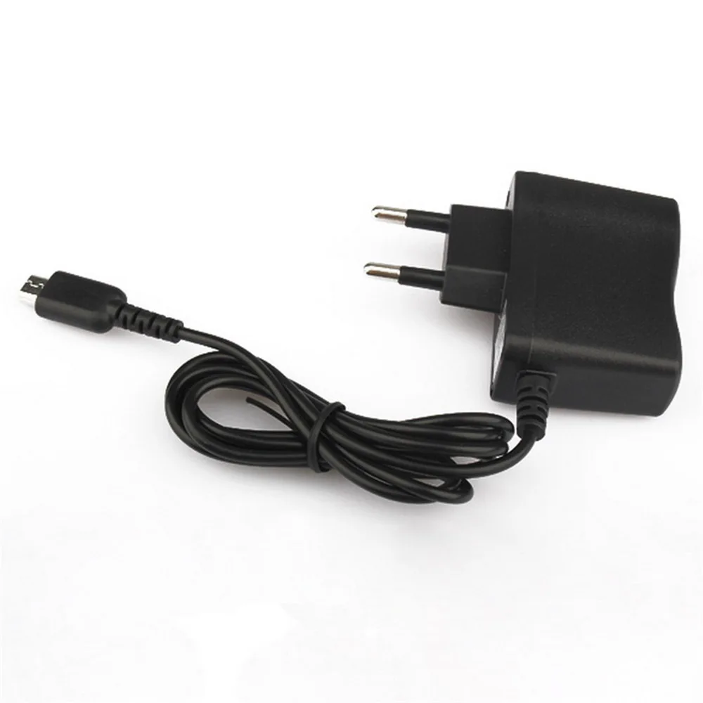 Зарядное устройство черного цвета с вилкой европейского стандарта адаптер