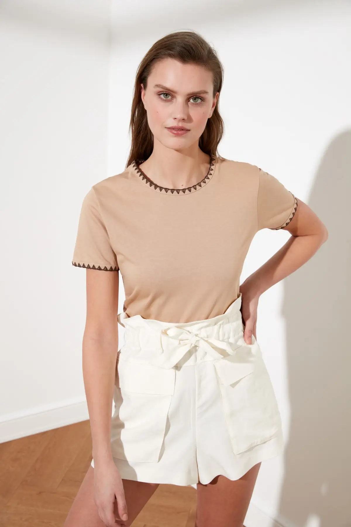 

Trendyol White Colar Embroidered Basic Knitted T-shirt TWOSS19AD0085