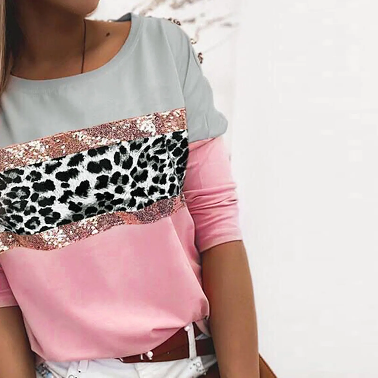 Женская футболка большого размера 40 # Офисная с леопардовым принтом и блестками