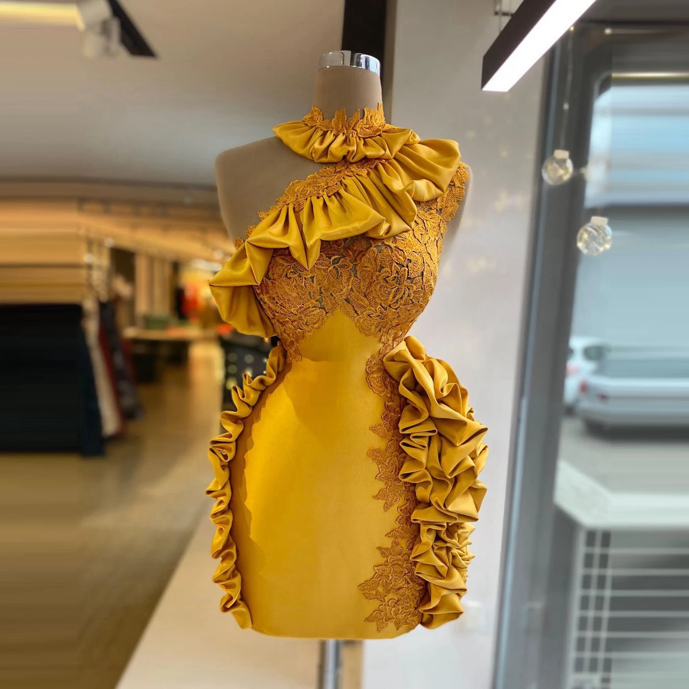 

Элегантный желтый Aso Ebi, короткие атласные дизайнерские вечерние мини-платья с оборками, индивидуальный пошив
