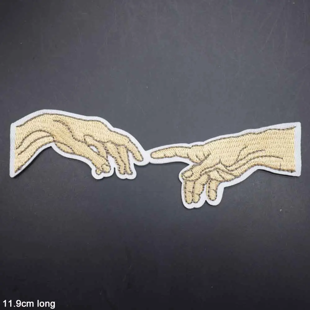 Пальцы две руки с сигаретой утюгом на вышивкой Genesis Garden of Eden одежда Микеланджело