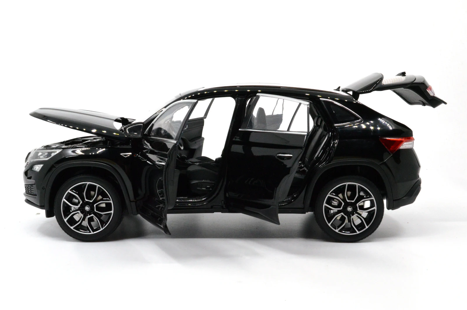 Модель Paudi 1/18 1:18 Масштаб Skoda Kodiaq GT SUV черный литой модельный автомобиль игрушка двери автомобиля открыть