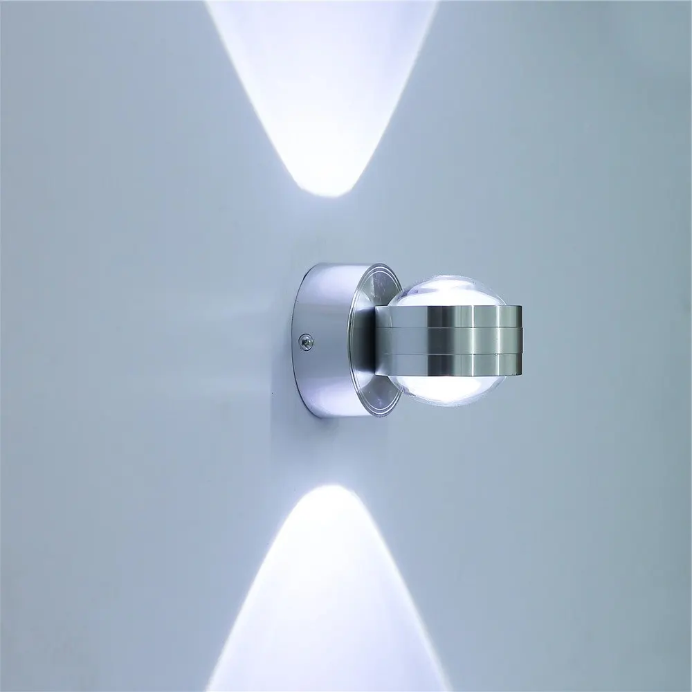 Светодиодный настенный светильник с двумя кристаллами светящийся в гостиной