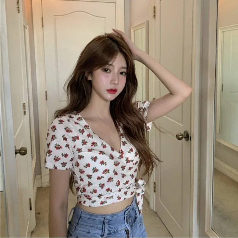 Футболка женская с цветочным принтом облегающий пикантный укороченный топ в