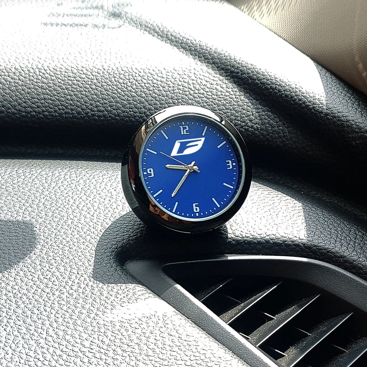 Автомобильные кварцевые часы модифицированные электронные для салона