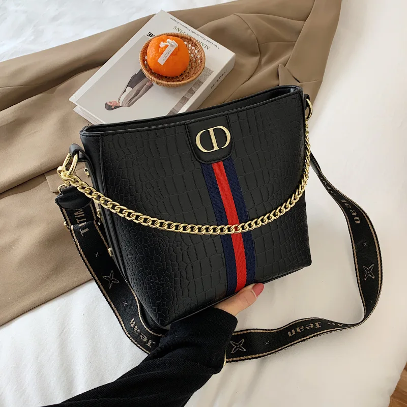 

Women's Bag 2021 New 100-sloping bag fashion broadband chain one-shoulder bucket bag