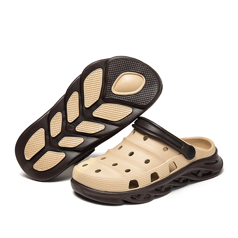 

2021 Men Garden Shoes Crocks Summer Hole Shoes Crok Rubber Clogs EVA Sandals Black Beach Flat Men Sandals Slippers
