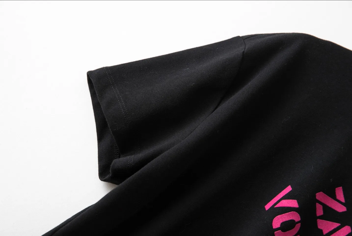 

20021 New Woman Black Cotton T-shirt Round Neck Front Fuschia 3D Letters Flocking Print Fashion Tops Tees
