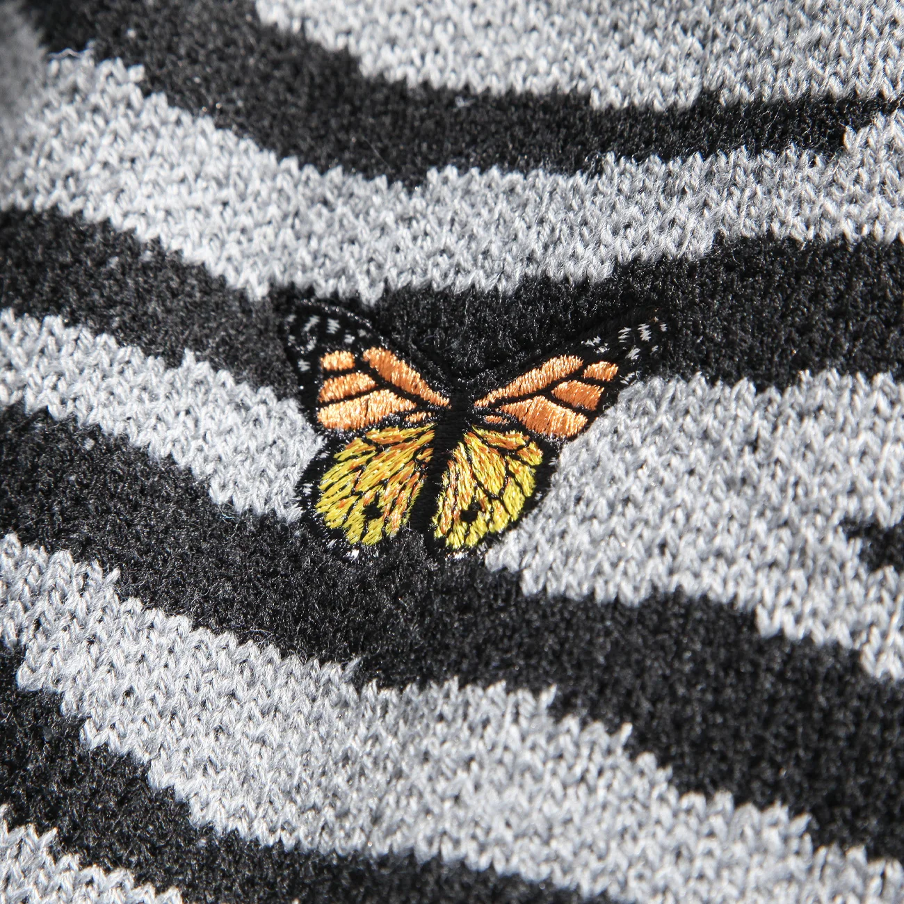 

Hip Hop Streetwear Embroidery Butterfly Zebra Stripe Knitted Sweater Men Women Harajuku Jumper Sweater Oversize Pullover Outwear