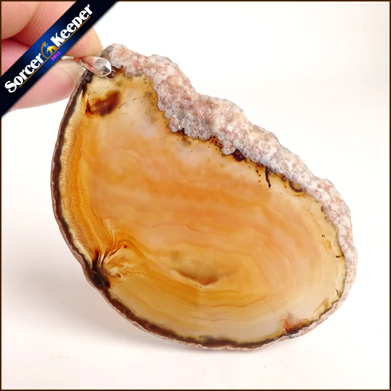 

Женское ожерелье с подвеской из драгоценных камней