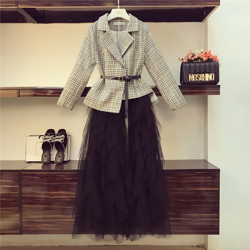 Женский офисный костюм из блейзера и длинной юбки комплект двух предметов жакет