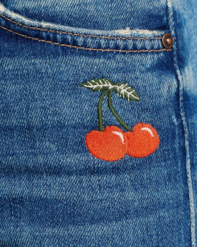 

2021 Summer New Fashion Cherry Embroidery Pattern Design High Waist Tight Fitting Women Jeans Shorts Olded Feet Rough Edges M8