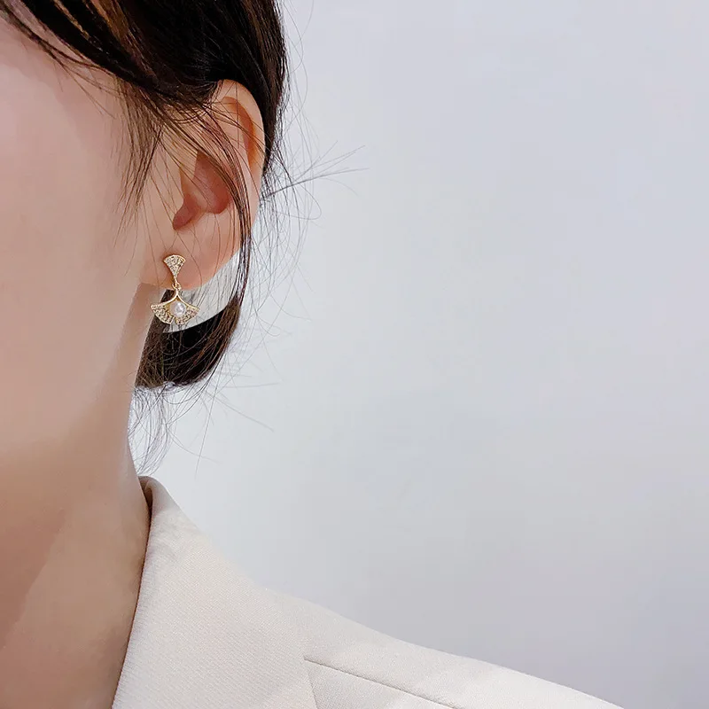 Прямая поставка посеребренные рекламные серьги с юбкой женские для девушек