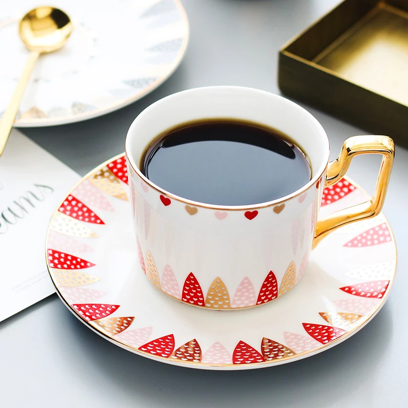 

Европейская кофейная чашка, фарфоровая креативная белая чайная чашка с ручкой, блюдце, послеобеденный чай, кубек на Каве, домашняя посуда дл...