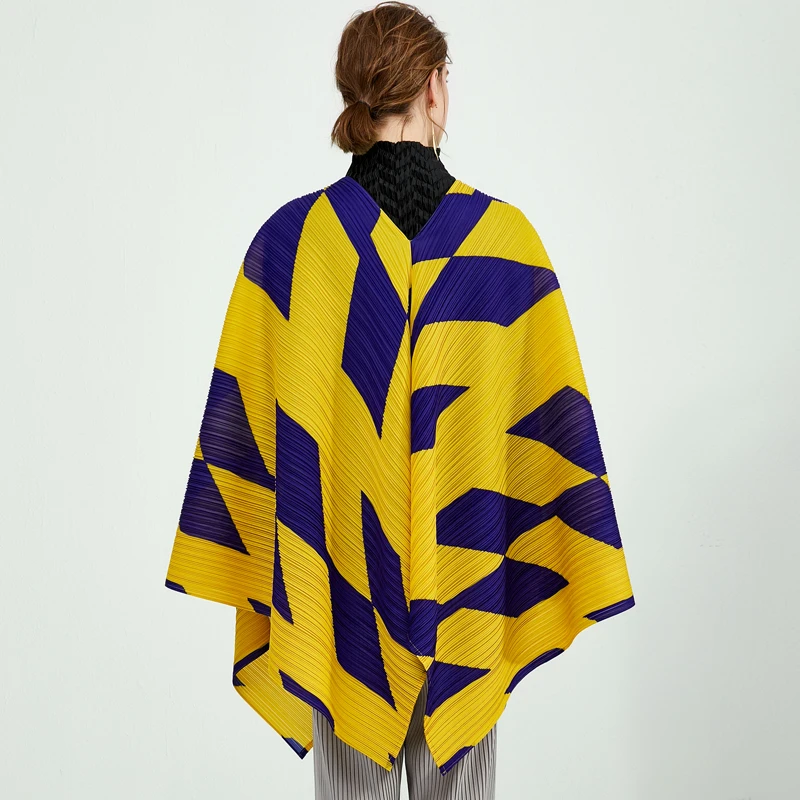 

Miyake pleats 2020 New Geometric Graphic Print Shirt Women V-Neck Shoulder women tops summer Sleeve Trench Coat pancho Windbreak