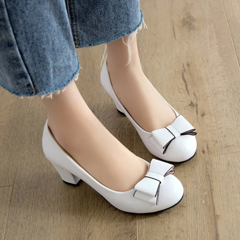 Женская обувь из лакированной кожи цвет розовый белый повседневные лоферы