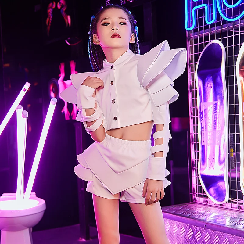 Девушка модель ходила костюм для современного танца Мода хип-хоп подиумная мода